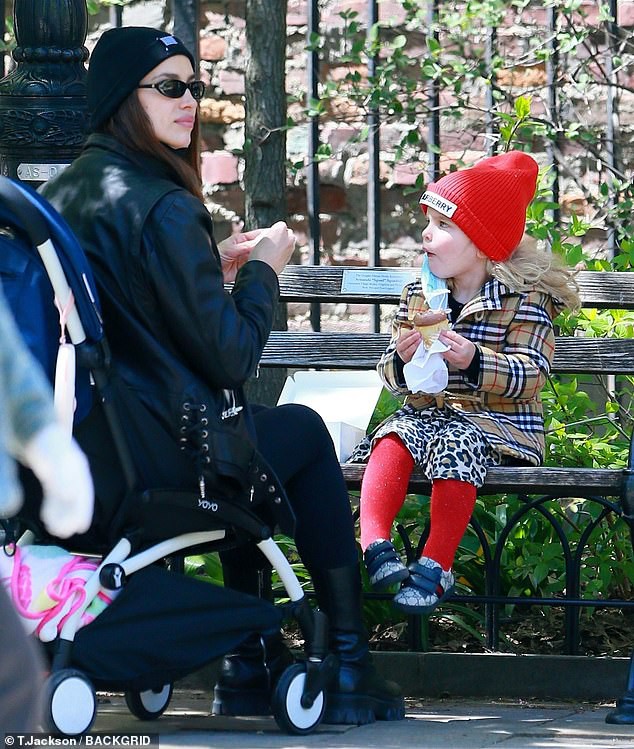 irina shayk mac do goi cam ra pho cung con gai cung hinh 3