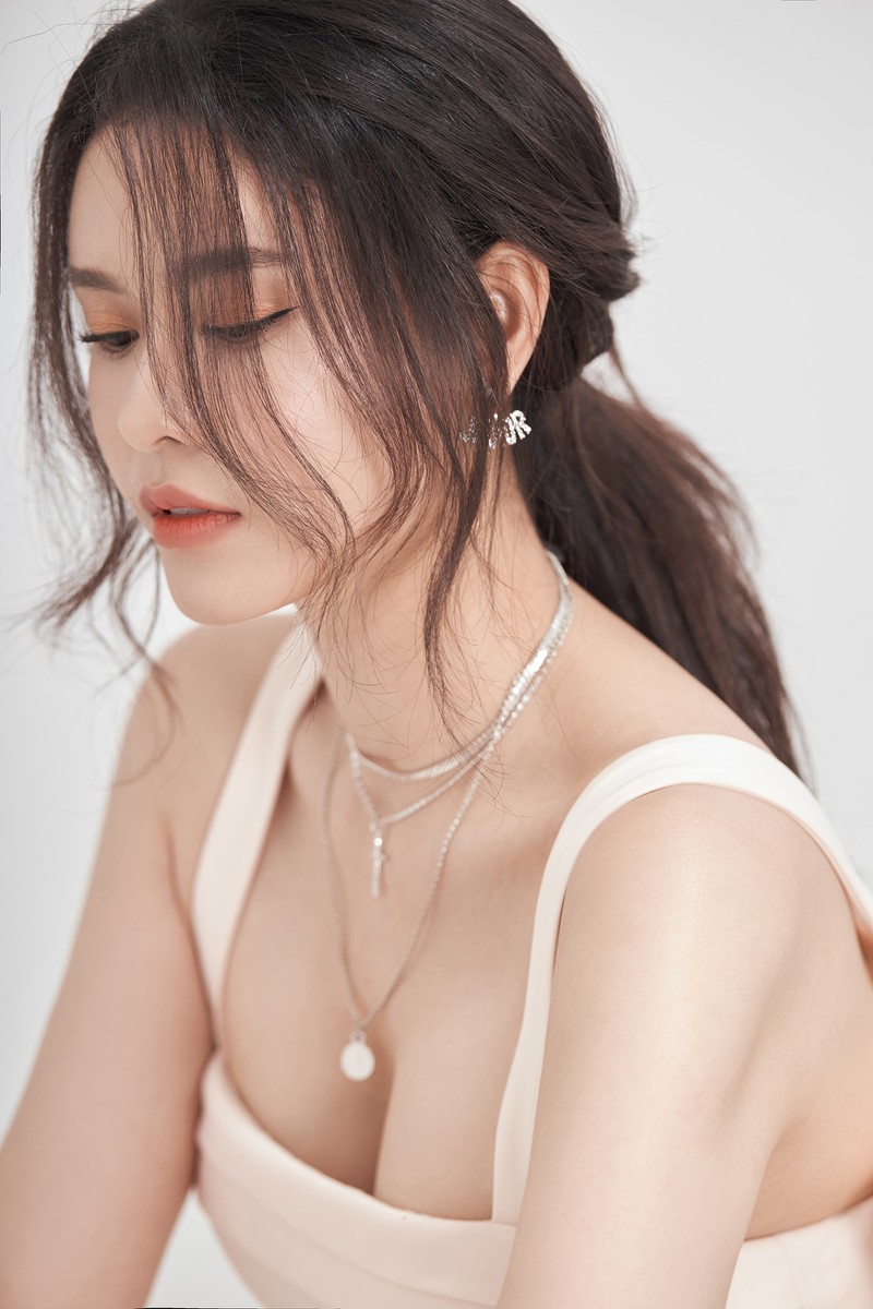 truong quynh anh thang hang nhan sac voi ve dep tinh khoi, mong manh hinh 10