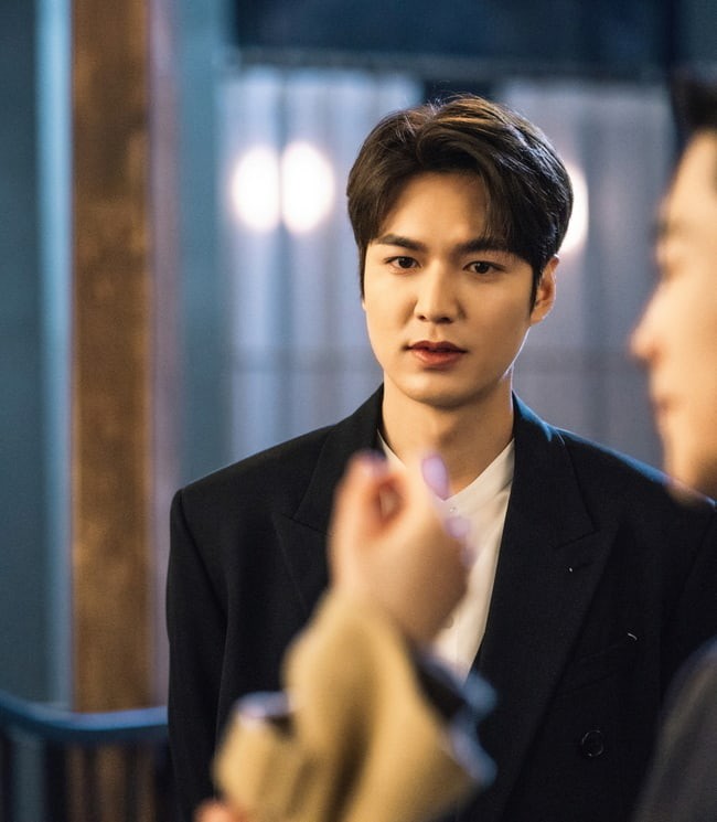 quan vuong bat diet: kim go eun bat ngo chia sung vao lee min ho hinh 2