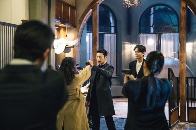quan vuong bat diet: kim go eun bat ngo chia sung vao lee min ho hinh 1
