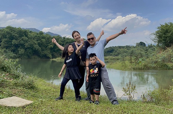 chuyen showbiz: khanh thi mac ao tam nhay cung chong tre tren bai bien hinh 5