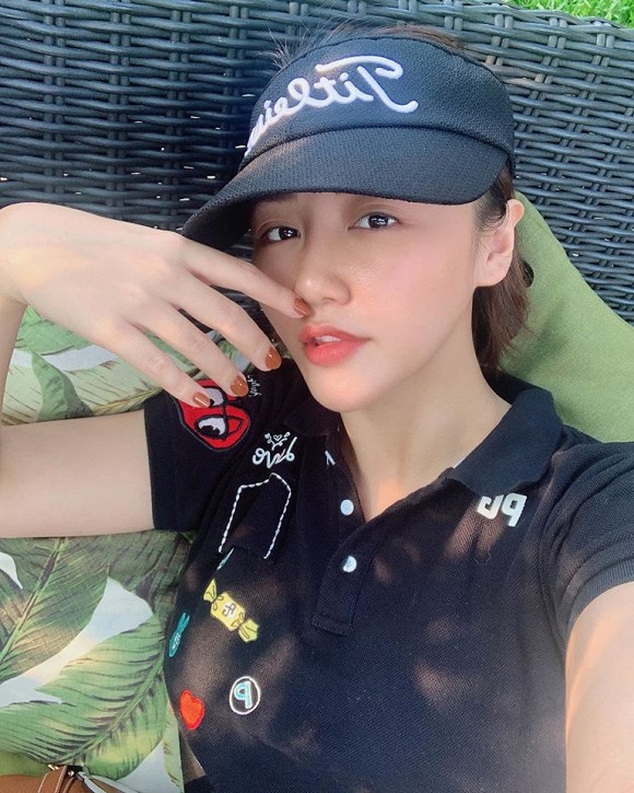 chuyen showbiz: khanh thi mac ao tam nhay cung chong tre tren bai bien hinh 7