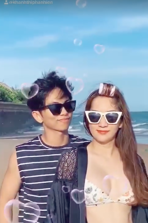 chuyen showbiz: khanh thi mac ao tam nhay cung chong tre tren bai bien hinh 1
