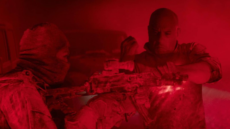 bom tan "bloodshot" tro lai rap chieu sau thoi gian dai vang bong hinh 2