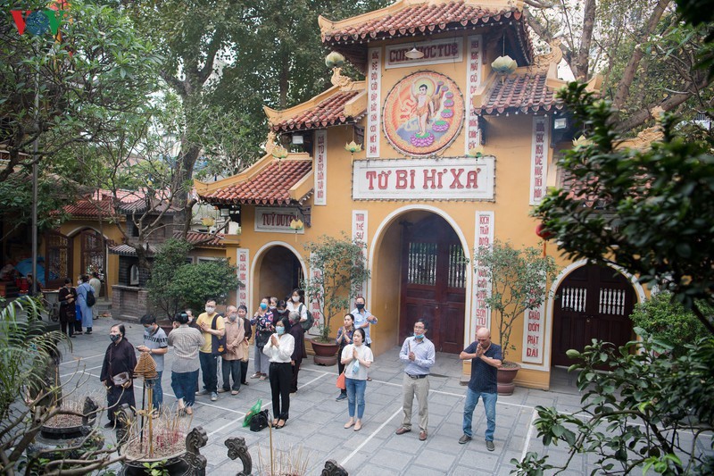 cac chua hoat dong tro lai, tam thoi chua don khach quoc te va viet kieu hinh 1