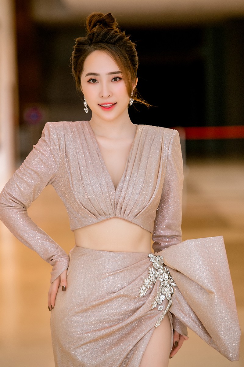 quynh nga khoe vong eo 55 sau thoi gian luyen tap tai nha mua covid hinh 2