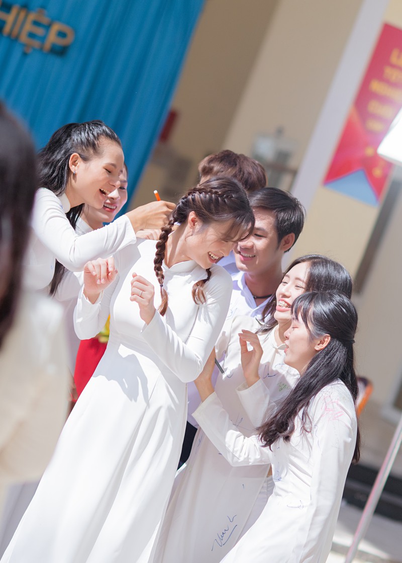 khan gia khoc cuoi cung dong nhi trong mv "khi con la me" hinh 2