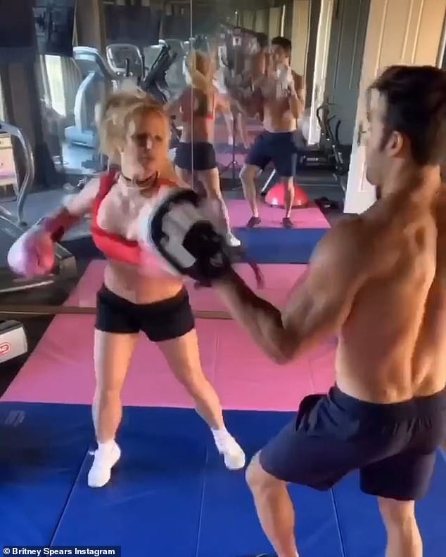 britney spears khoe dang day da, vui ve tap luyen the thao cung tinh tre hinh 2