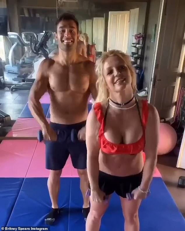 britney spears khoe dang day da, vui ve tap luyen the thao cung tinh tre hinh 1