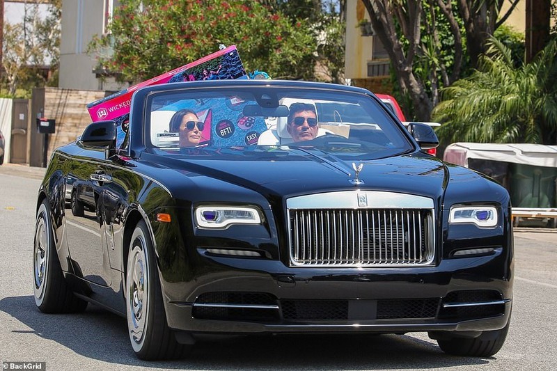 "ong trum" simon cowell vui ve di mua sam cung ban gai sau on ao ngoai tinh hinh 1