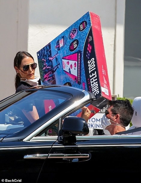 "ong trum" simon cowell vui ve di mua sam cung ban gai sau on ao ngoai tinh hinh 3