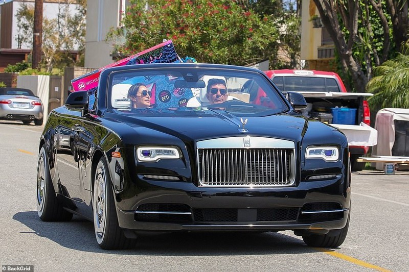 "ong trum" simon cowell vui ve di mua sam cung ban gai sau on ao ngoai tinh hinh 4
