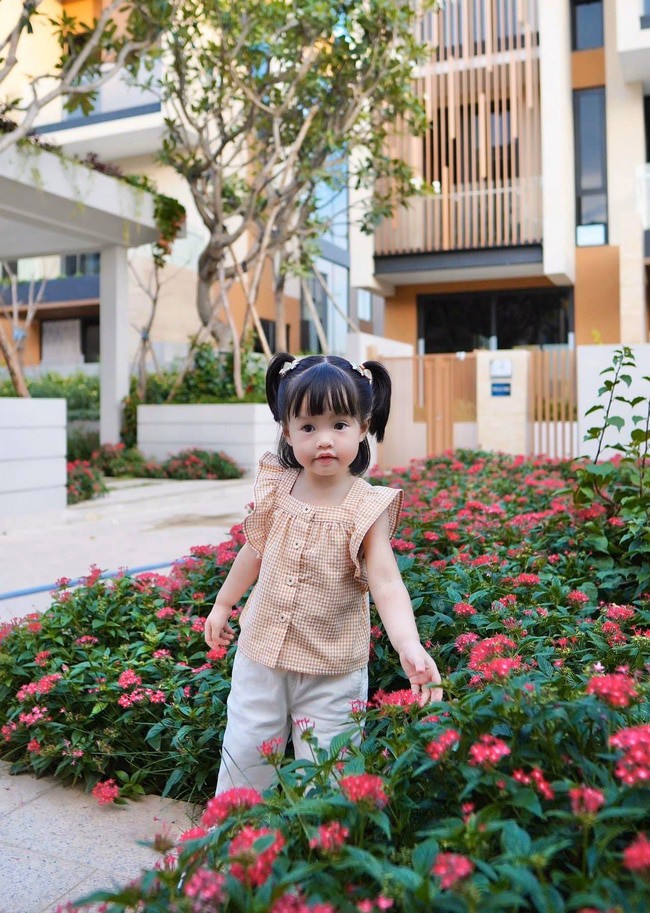 con gai hoa hau dang thu thao "don tim" voi clip noi nho me hinh 1
