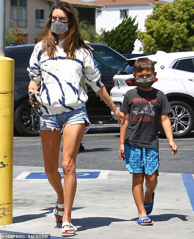 "thien than noi y" alessandra ambrosio deo khau trang kin mit ra pho hinh 1