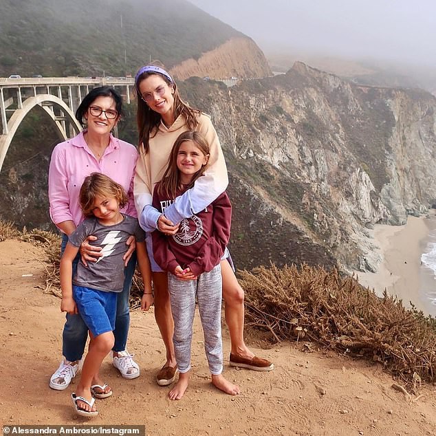 "thien than noi y" alessandra ambrosio deo khau trang kin mit ra pho hinh 5
