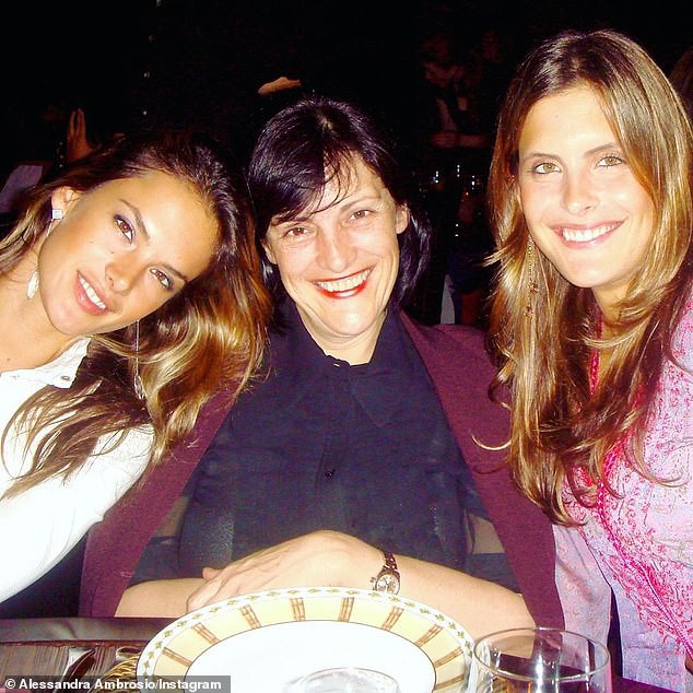 "thien than noi y" alessandra ambrosio deo khau trang kin mit ra pho hinh 6