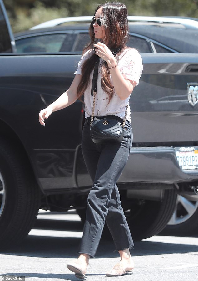 megan fox xinh dep di mua do an trua trong tiet troi nang nong o my hinh 4