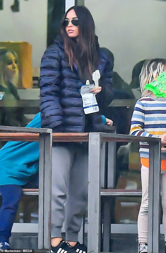 megan fox xinh dep di mua do an trua trong tiet troi nang nong o my hinh 7
