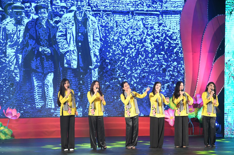 chuong trinh nghe thuat "dep nhat ten nguoi" lang sau niem xuc dong... hinh 7