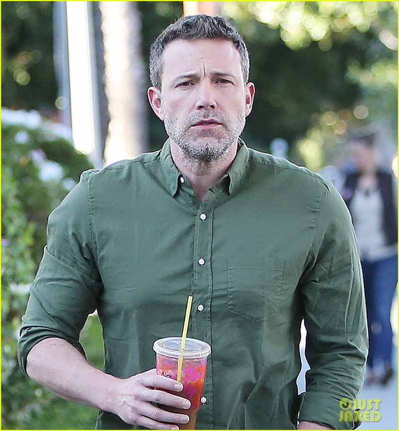 tinh tre cua ben affleck khoe dang goi cam khi di choi cung ban trai hinh 2
