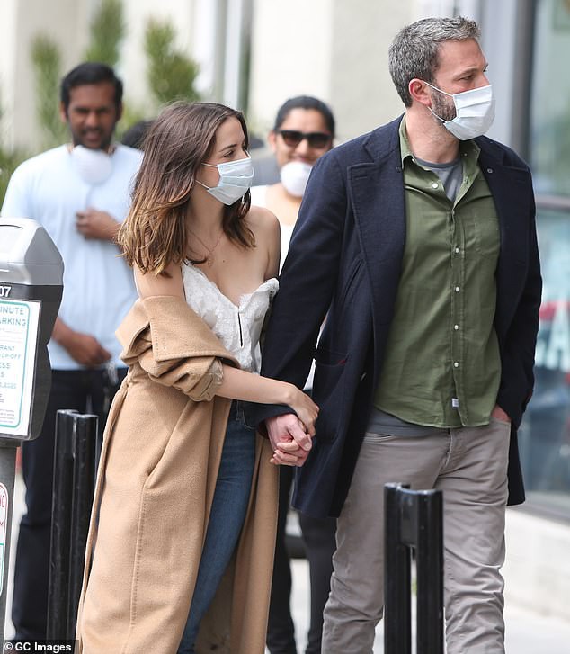 tinh tre cua ben affleck khoe dang goi cam khi di choi cung ban trai hinh 6