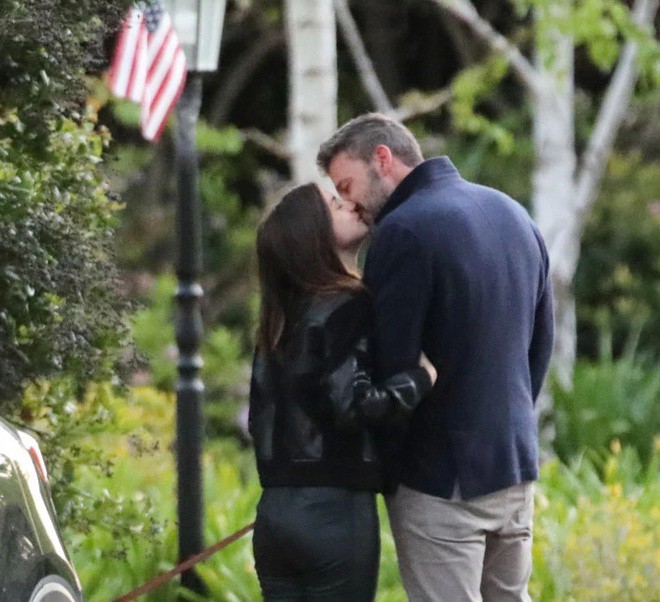 tinh tre cua ben affleck khoe dang goi cam khi di choi cung ban trai hinh 8