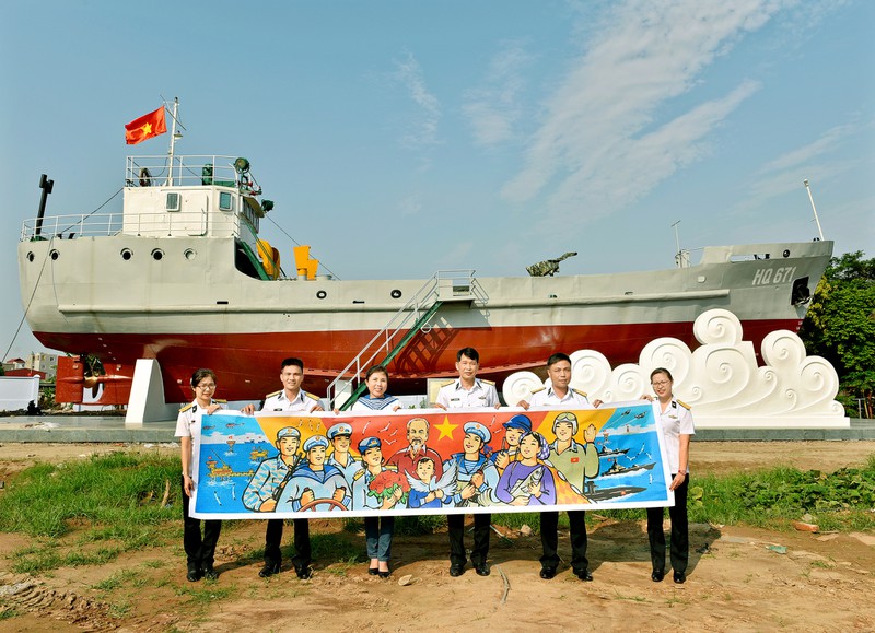 hoa sy nguyen thu thuy tang tranh bac ho tai bo tu lenh hai quan hinh 5