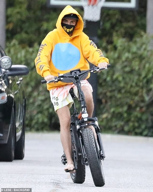 justin bieber vo tu di chan tran, deo khau trang kin mit dap xe ngoai pho hinh 2