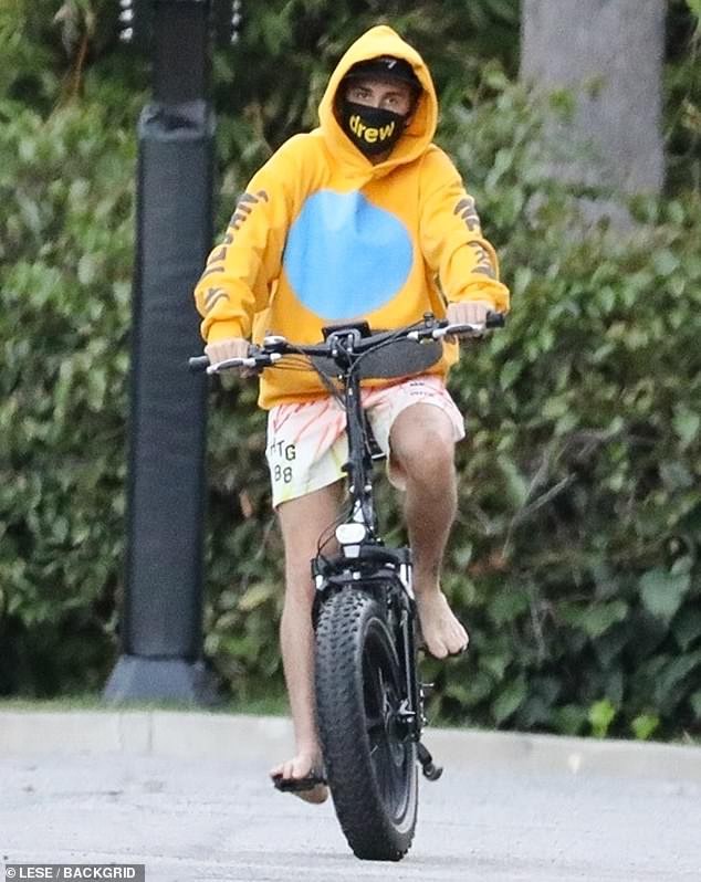 justin bieber vo tu di chan tran, deo khau trang kin mit dap xe ngoai pho hinh 4