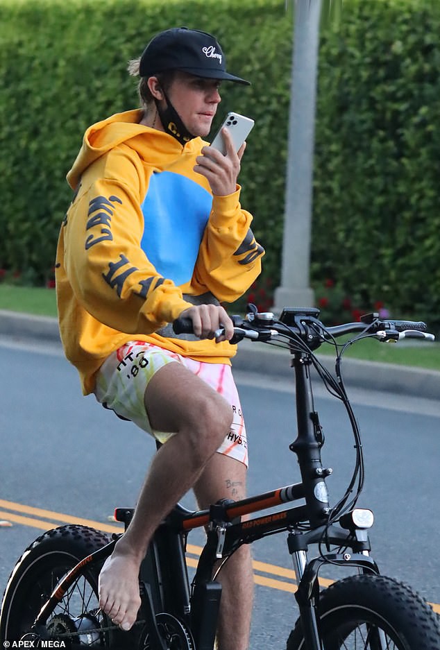 justin bieber vo tu di chan tran, deo khau trang kin mit dap xe ngoai pho hinh 5