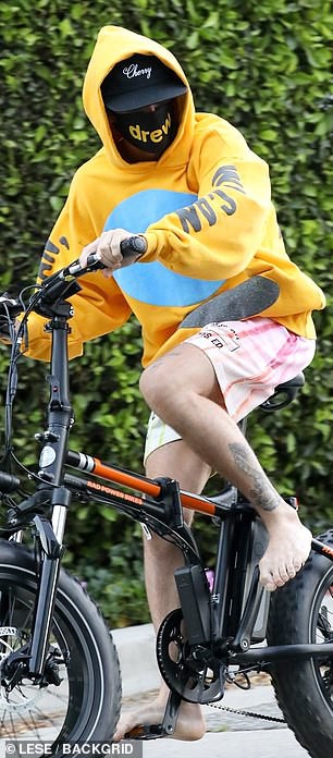 justin bieber vo tu di chan tran, deo khau trang kin mit dap xe ngoai pho hinh 6