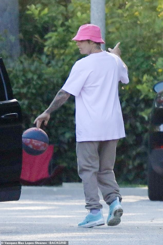 justin bieber mot minh luyen tap the thao trong can biet thu trieu do hinh 3