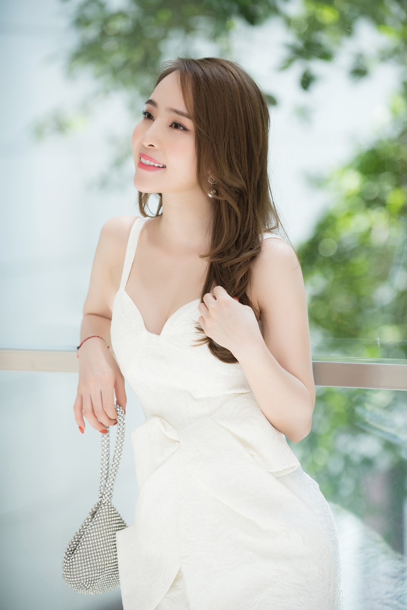 quynh nga dien dam trang cup nguc tu tin khoe vong mot goi cam  hinh 4