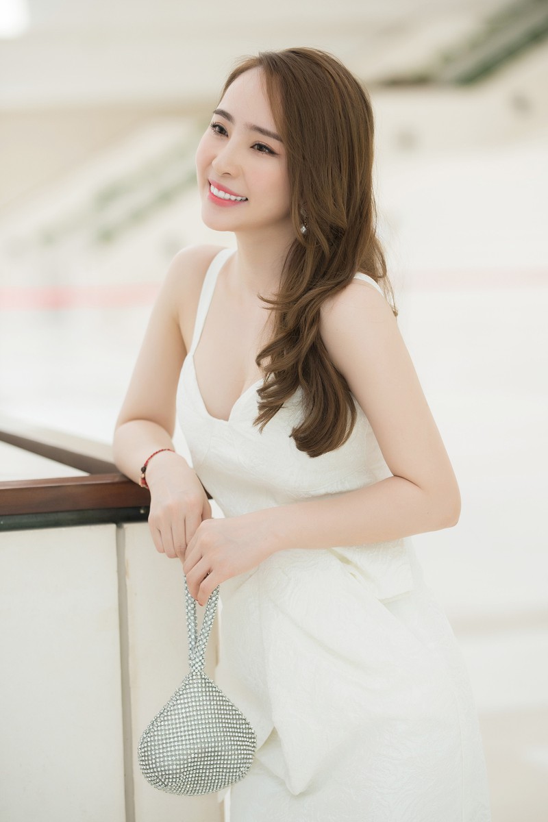quynh nga dien dam trang cup nguc tu tin khoe vong mot goi cam  hinh 5