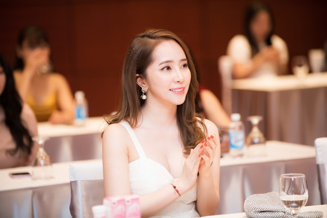 quynh nga dien dam trang cup nguc tu tin khoe vong mot goi cam  hinh 9