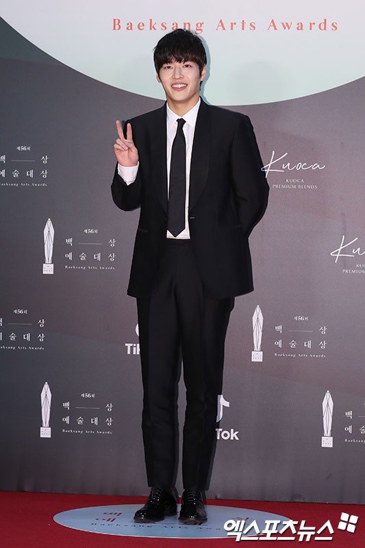 hyun bin, park seo joon lich lam tren tham do le trao giai baeksang  hinh 5