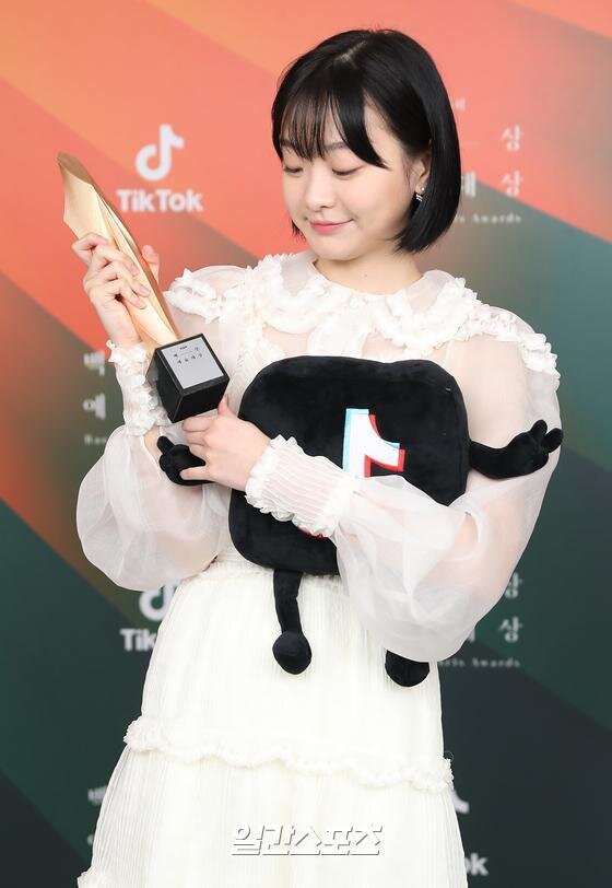 ket qua baeksang: "khi hoa tra no" thang ap dao "ha canh noi anh"  hinh 7