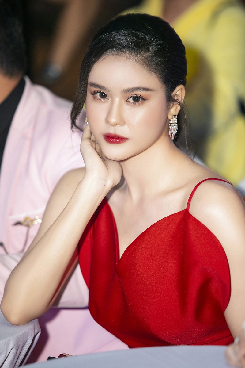 truong quynh anh khoe vai tran goi cam khi tham du su kien  hinh 6