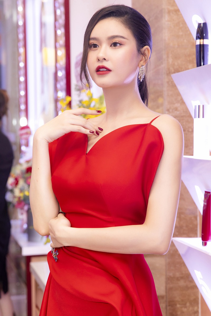 truong quynh anh khoe vai tran goi cam khi tham du su kien  hinh 7