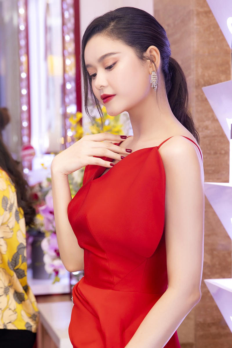 truong quynh anh khoe vai tran goi cam khi tham du su kien  hinh 8