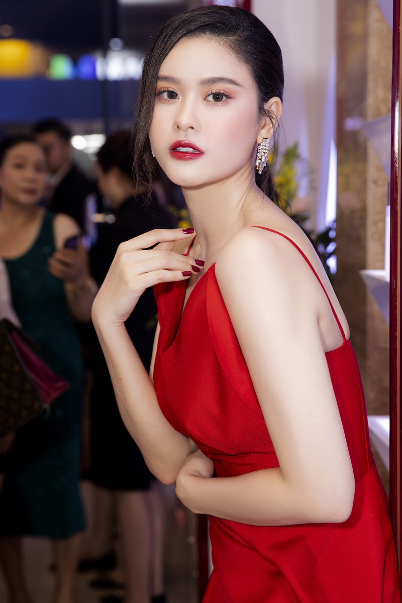 truong quynh anh khoe vai tran goi cam khi tham du su kien  hinh 9