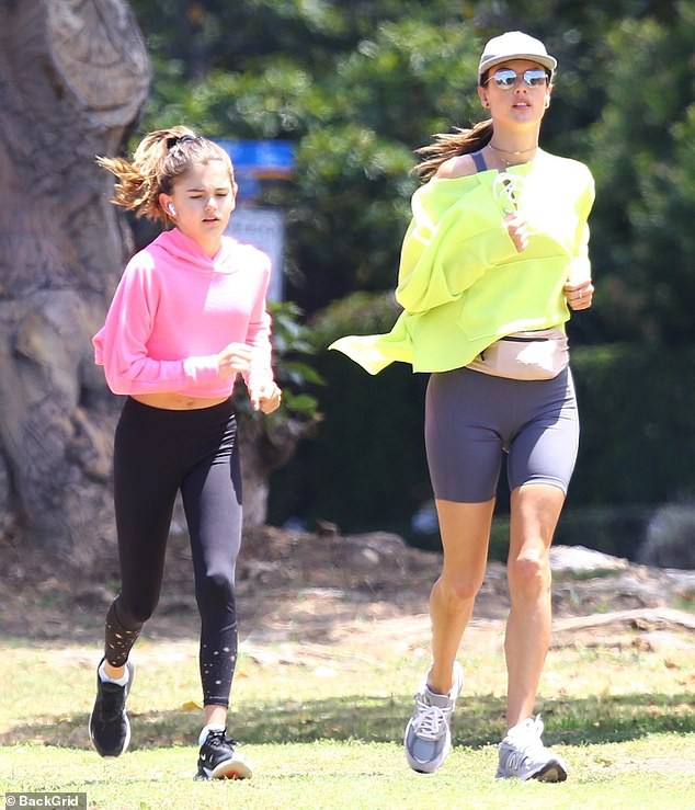 "thien than" alessandra ambrosio deo khau trang chay bo tren pho cuoi tuan hinh 2