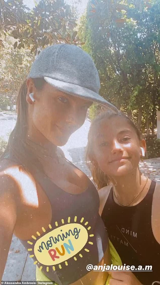 "thien than" alessandra ambrosio deo khau trang chay bo tren pho cuoi tuan hinh 3