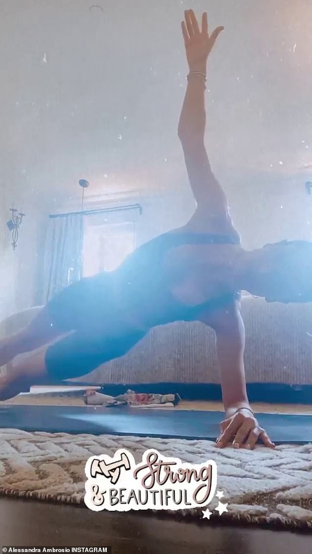 "thien than" alessandra ambrosio deo khau trang chay bo tren pho cuoi tuan hinh 4