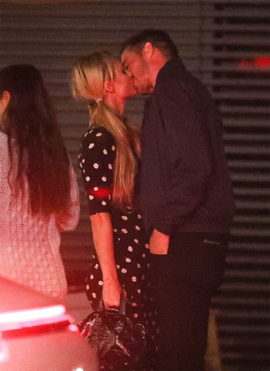 paris hilton ngot ngao "khoa moi" ban trai doanh nhan tren pho luc toi muon hinh 1