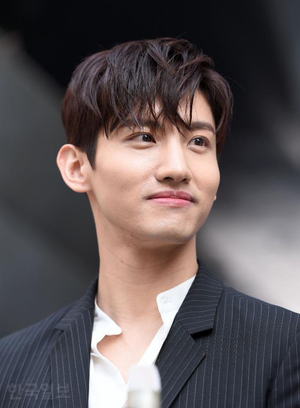 changmin (tvxq) bat ngo thong bao ket hon voi ban gai kem tuoi hinh 1