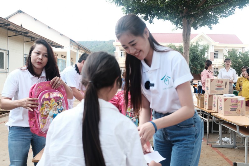 hoa hau khanh van trao tang 500 phan qua cho hoc sinh o dak nong hinh 10