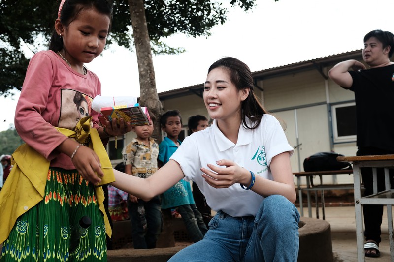 hoa hau khanh van trao tang 500 phan qua cho hoc sinh o dak nong hinh 1