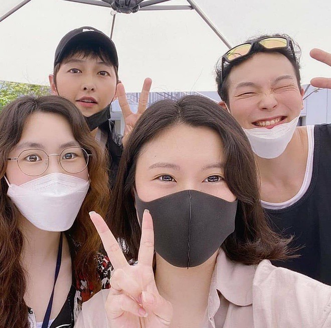 song joong ki lan dau lo dien sau tin don hen ho nu luat su  hinh 1