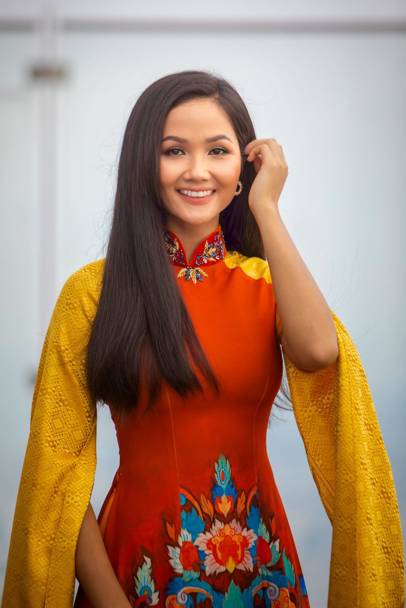 hoa hau h’hen nie tung bay ta ao dai tren toa nha cao nhat viet nam hinh 1